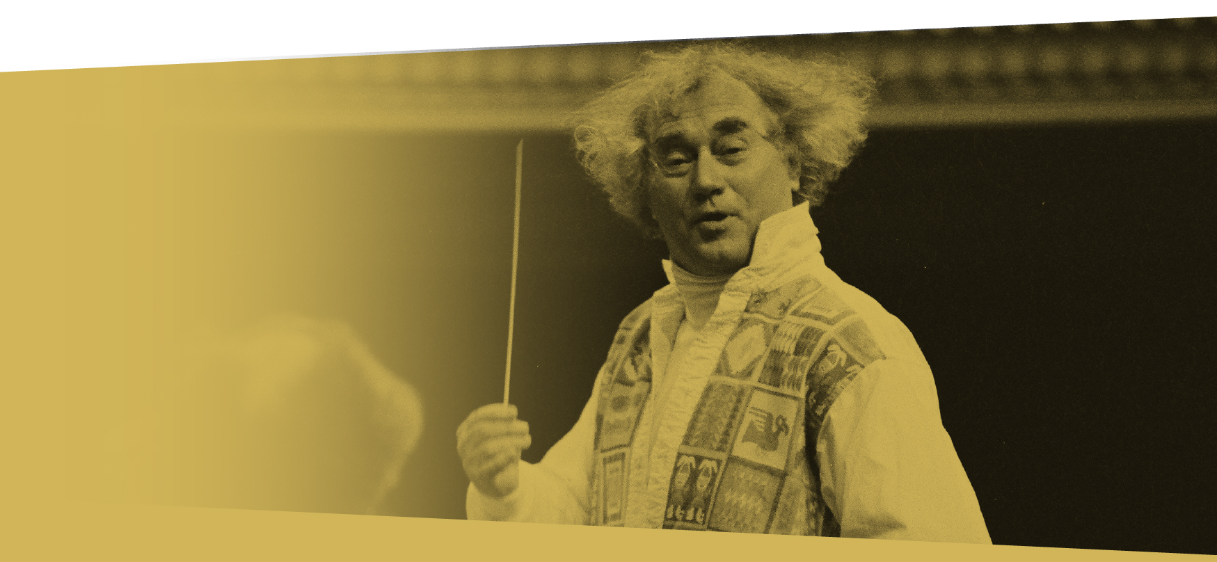 Zdjęcie: Starszy mężczyzna z falowanymi, siwymi włosami trzyma w dłoni batutę. Jest to Jerzy Maksymiuk - dyrygent, pianista, kompozytor.